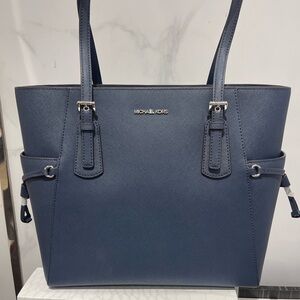 MICHAEL KORS Voyager Large Saffiano Leather EW Tote Shoulder Bag
Navy
NWT
